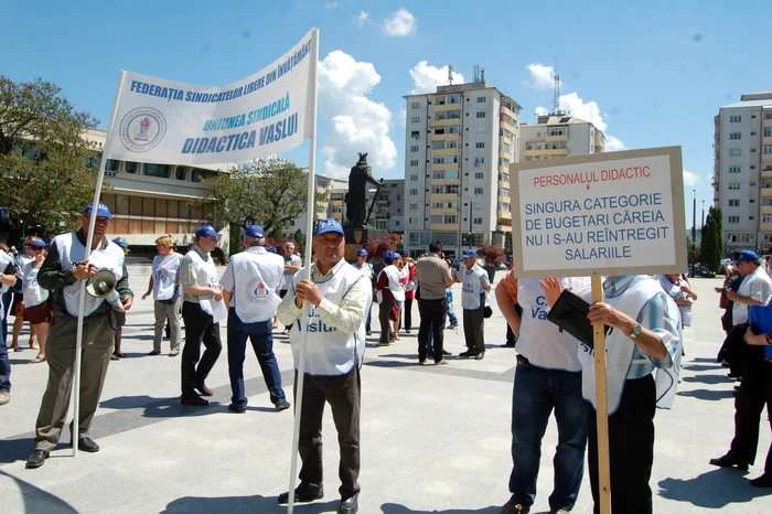 Profesorii au protestat pentru a primi integral salariile pe care le aveau înainte de tăierile operate în 2009