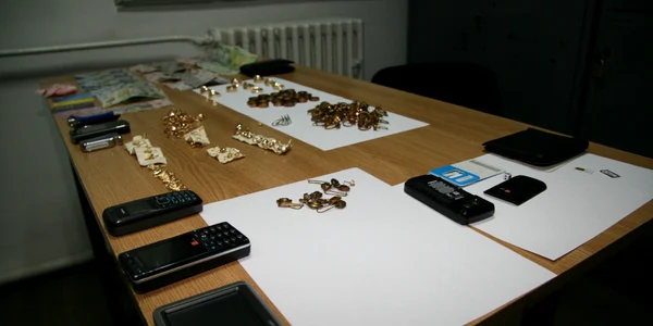 În urma percheziţiei în maşina tinerilor s-au găsit bijuterii, bani şi alte obiecte