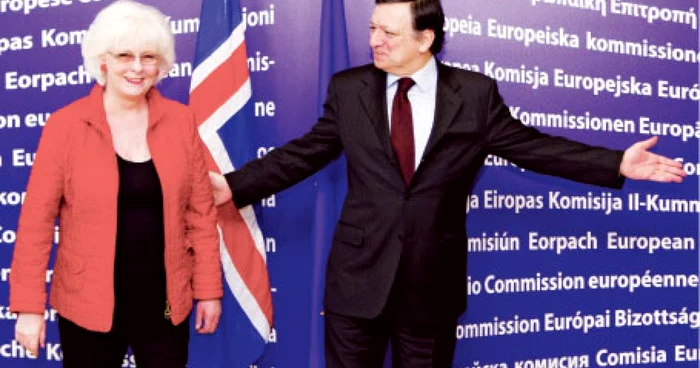 Şeful Comisiei Europene, Jose Manuel Barroso (dreapta),şi Johanna Sigurdardottir (premierul Islandei)