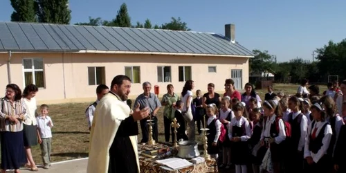 Preotul comunei le-a vorbit copiilor despre tradiţiile strămoşeşti
