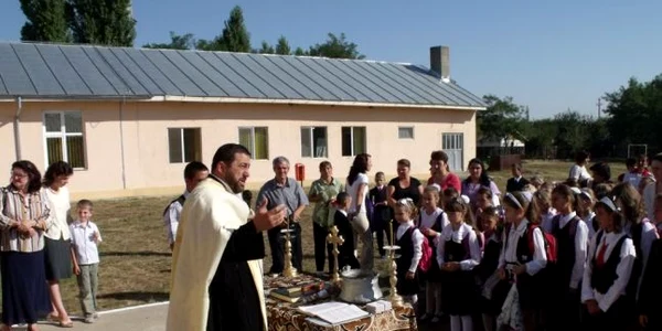 Preotul comunei le-a vorbit copiilor despre tradiţiile strămoşeşti