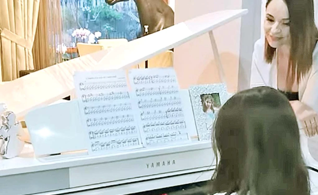 
    2019 Andreea Marin și fiica ei,  Violeta, o pianistă talentată  