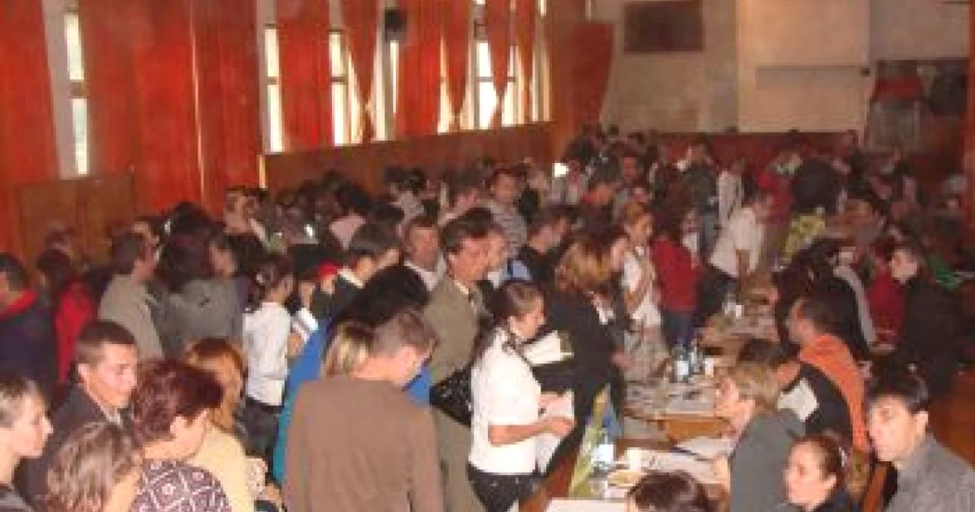Târgu-Jiu: Tinerii s-au înghesuit la Bursa Locurilor de Muncă