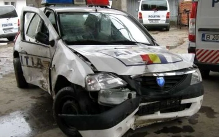 
    Maşina Poliţiei se afla în misiuneFoto Adevărul  