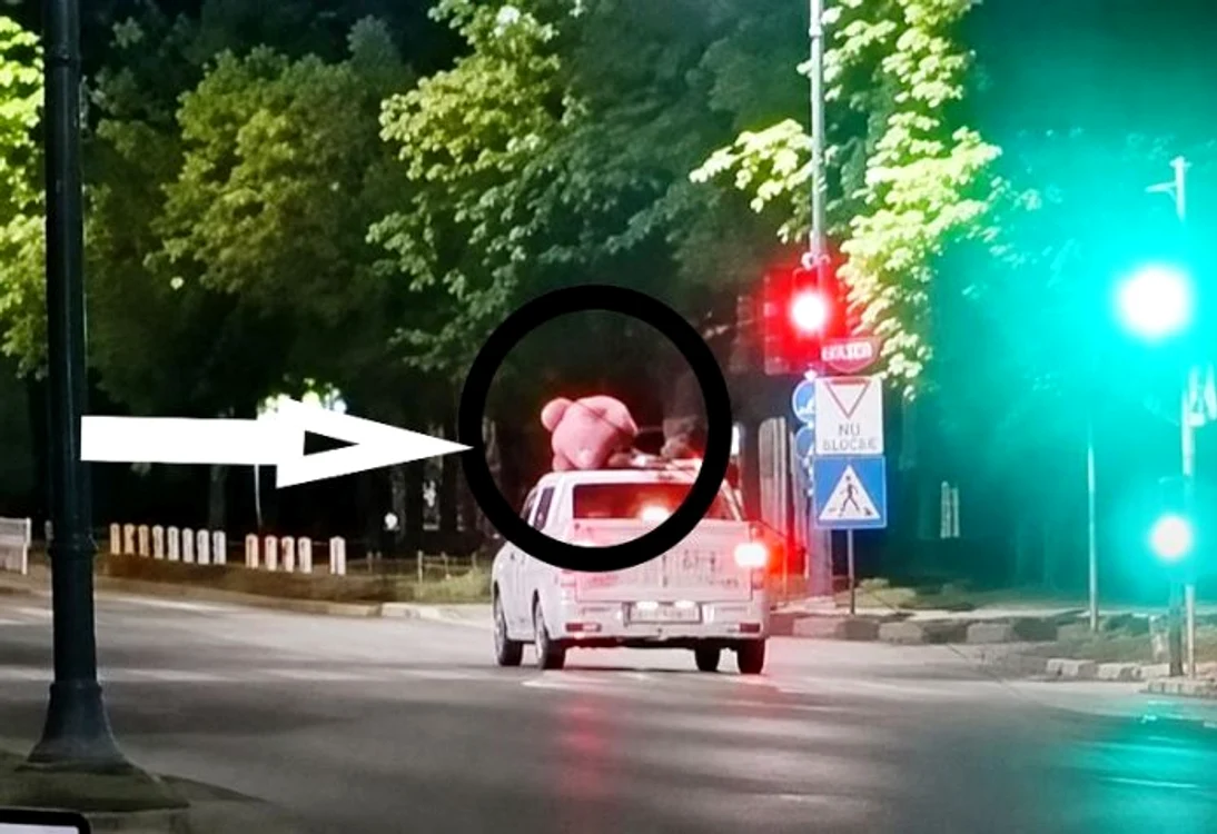 Bărbat pe plafonul mașinii