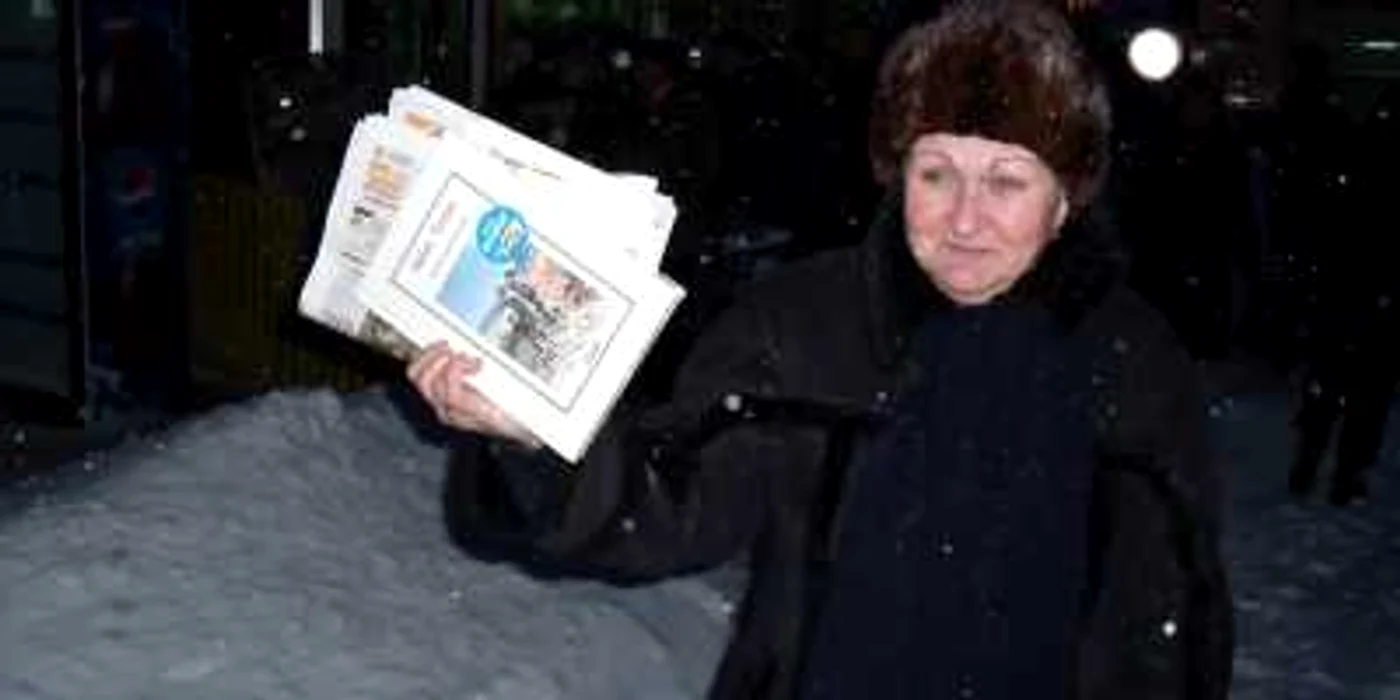 Aşteptarea a meritat! Într-un tarziu au ajuns şi ziarele! Foto:Corina Tătaru
