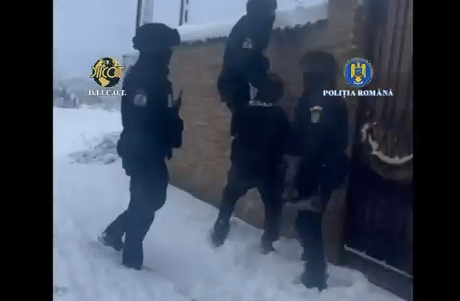 Opt percheziții la o grupare de cămătari din Dâmbovița. Cum își forțau victimele să le cedeze terenurile