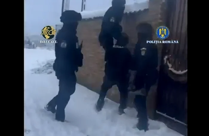Au avut loc 8 percheziții la membrii grupării. FOTO captură video Poliția Română