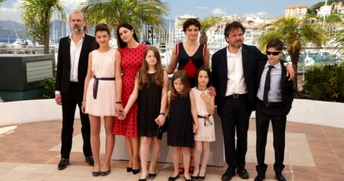 Actorii care au jucat în film (Alexandra Lungu, a doua din stânga, lângă Monica Belucci)
