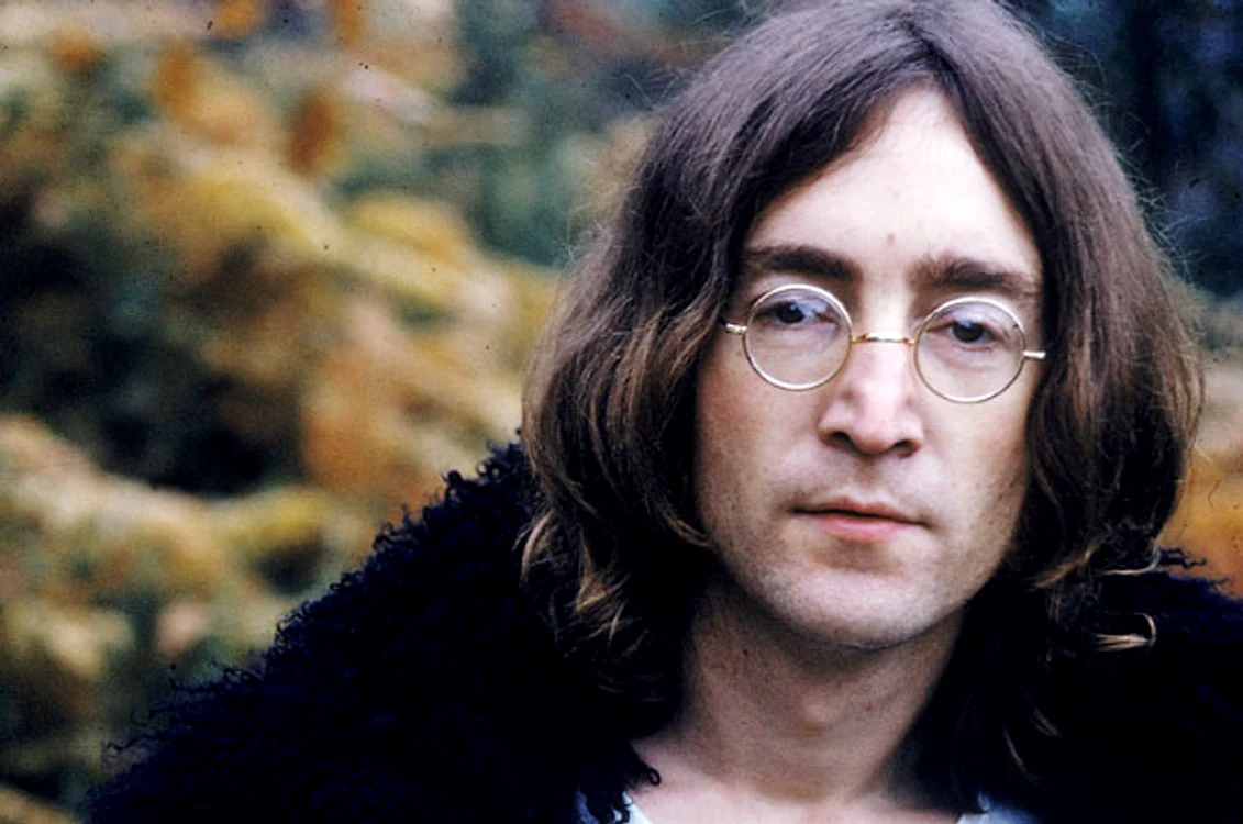 
    John Lennon a fost ucis pe 8 de­cembrie 1980, pe când se întorcea acasă, de către Mark David Chapmanfoto: Arhiva personală  