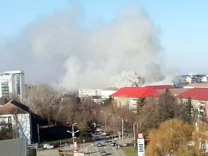 Fumul gros s-a putut observa şi din centrul oraşului