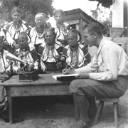 Istoricul etnograf Pál Péter Domokos, studiind în anul 1931 o comunitate ceangăiască din Galbeni, Bacău Wikipedia jpg