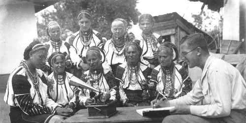 Istoricul etnograf Pál Péter Domokos, studiind în anul 1931 o comunitate ceangăiască din Galbeni, Bacău Wikipedia jpg
