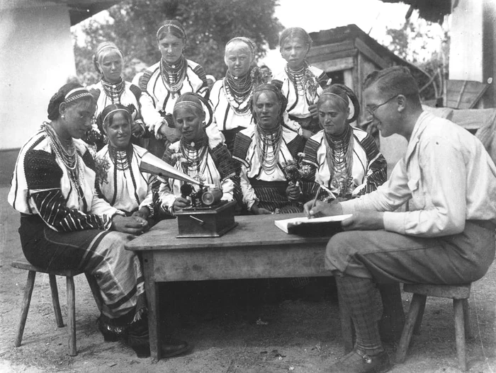 Etnograful Pál Péter Domokos, studiind o comunitate ceangăiască din Galbeni, Bacău. FOTO Wikipedia