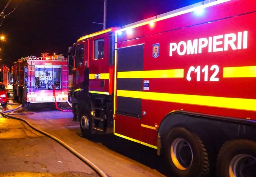 Incendiu violent la o fabrică din România. Șase persoane s-au autoevacuat