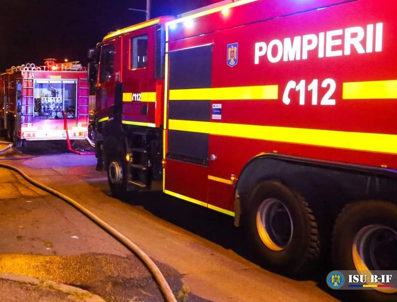 Incendiu la un depozit de colete Sameday din județul Iași. Pompierii au intervenit cu mai multe autospeciale
