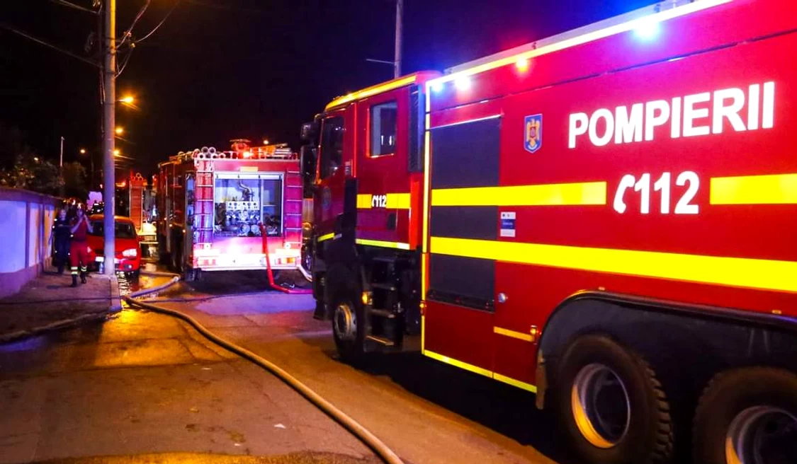 Pompierii asigură la faţa locului măsuri de prevenire şi stingere incendii. FOTO: ISU/Arhivă