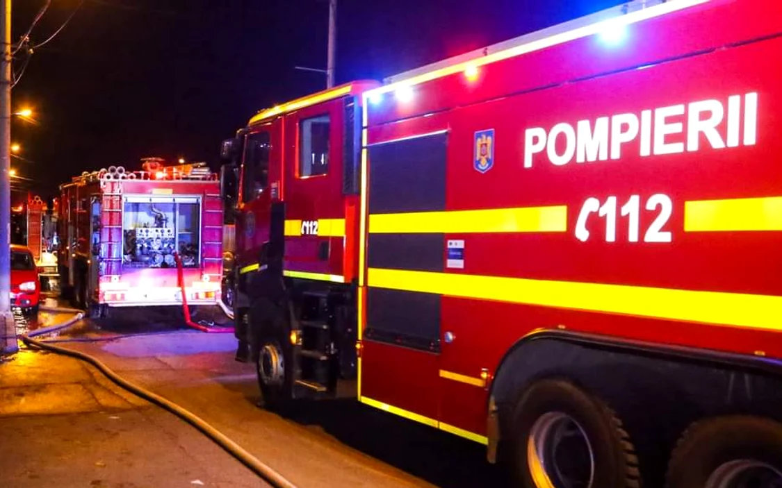 Pomperii intervin cu mai multe echipaje FOTO: arhivă, adevărul
