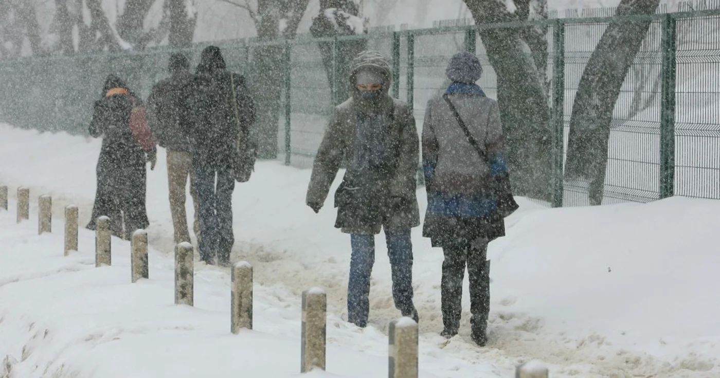 Zăpada îi bucură pe turişti şi pe braşoveni