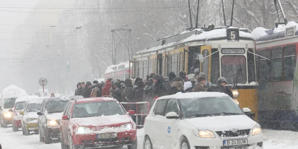 Ieşenii au făcut faţă cu greu căderilor de zăpada 