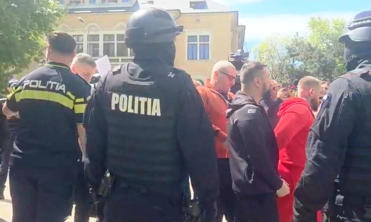 Zeci de polițiști asigură ordinea FOTO: Captură video