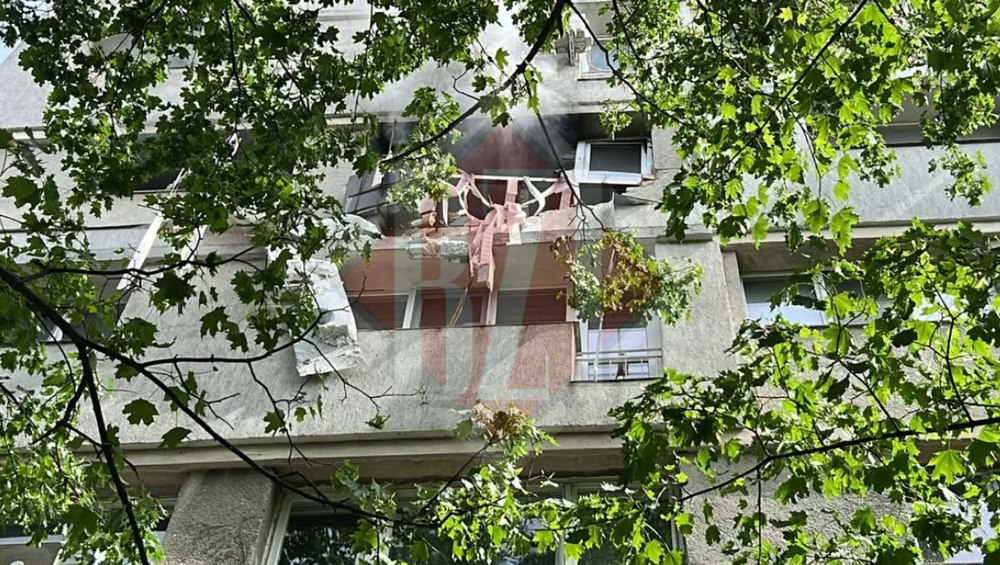 Explozie într-un bloc, din cauza unei trotinete electrice. Un bărbat a fost transportat la spital cu arsuri