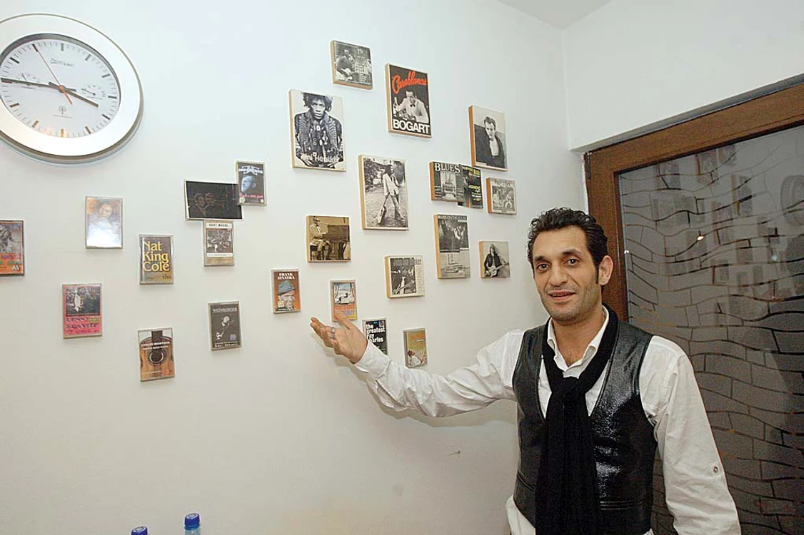 Iulian are acasă o colecție de fotografii cu artiști