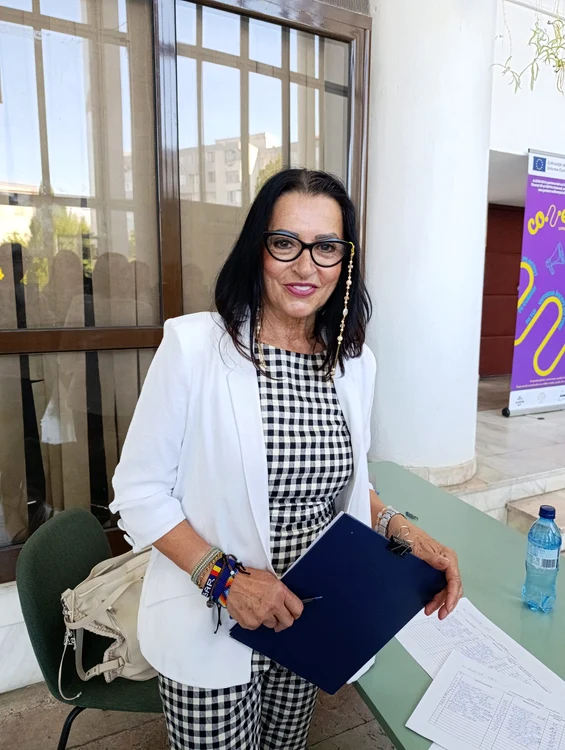 femeia_intre_doua_varste_cu-ochelari_in_sacou_alb