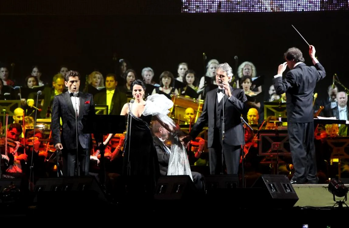 Andrea Bocelli i-a avut invitaţi în spectacol pe Angela Gheorghiu şi Cezar Ouatu. (Foto: Sever Gheorghe)