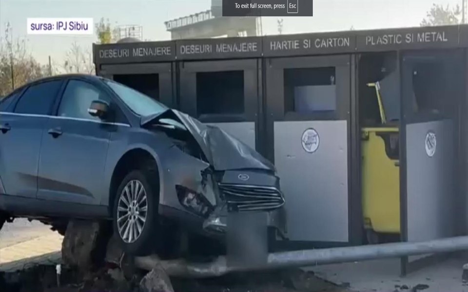 Băut la volan, un medic de la Spitalul Judeţean Sibiu a distrus un stâlp de iluminat şi s-a oprit în containerele de reciclabile 
