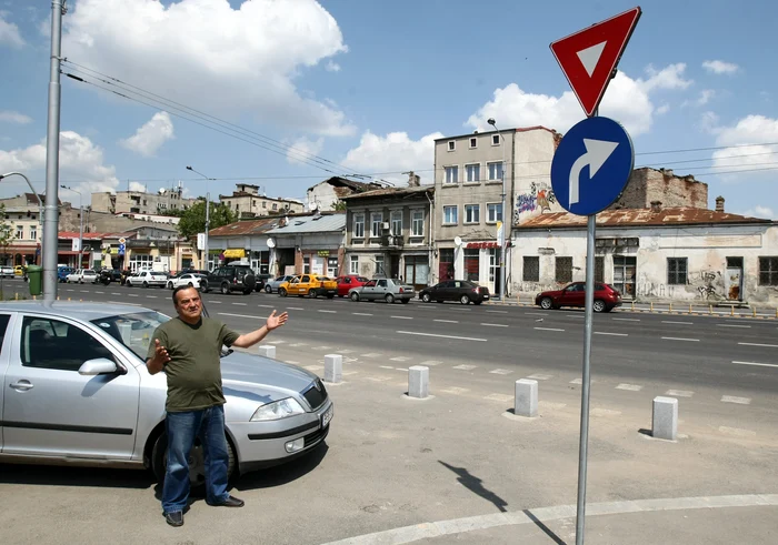 Şoferii nu pot ieşi din Piaţa Matache din cauza stâlpişorilor din granit