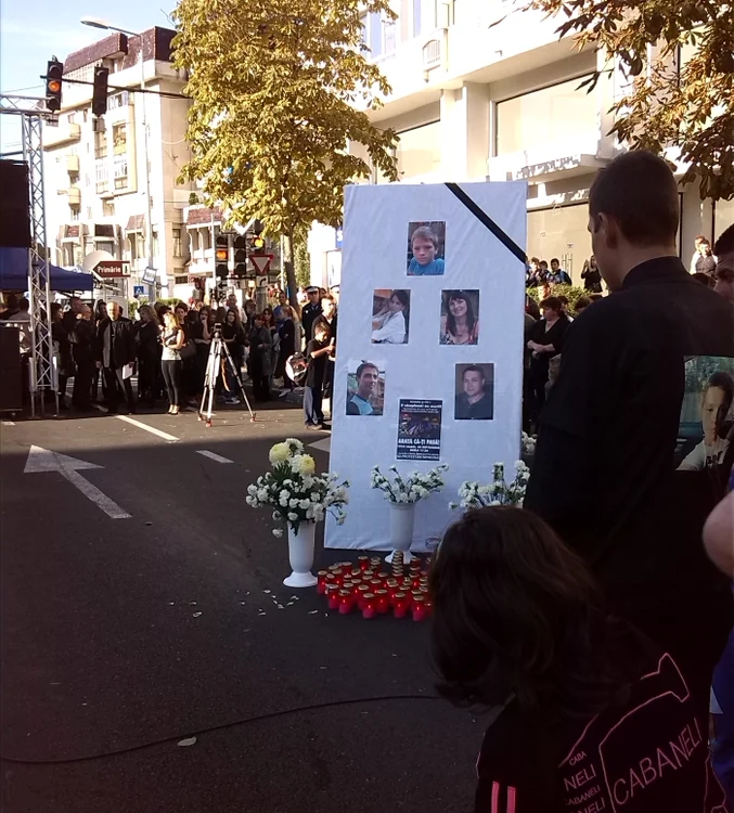 Prieteni, cunoştinţe şi mii de oameni indignaţi de tragedie le-au plâns pe victimele accidentului de pe DN 1Foto: Blitz