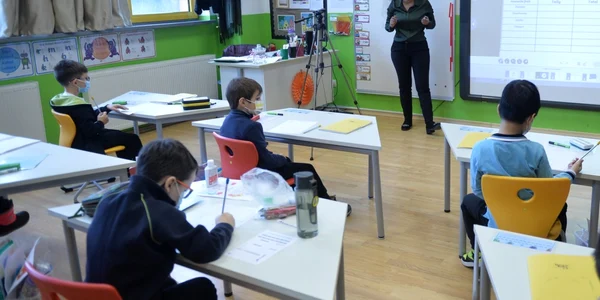 Profesor - copii la scoala  sala de clasa - Scoala Internationala din Bucuresti FOTO Mediafax 