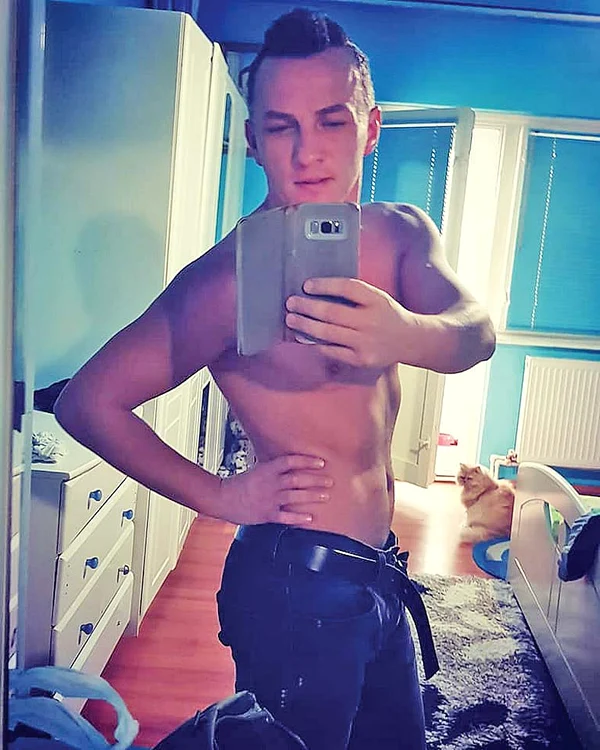 E foarte mândru de fizicul lui