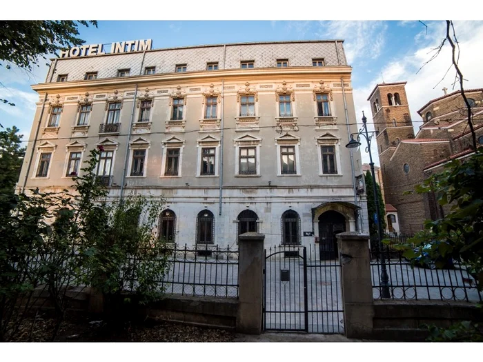 Hotelul Intim din Constanța a purtat în istoria sa mai multe denumiri, fiind numit când Hotelul D”Angleterre, când Hotelul Reginafoto: Artmark Historical Estate/constanta-imagini-vechi.blogspot.ro