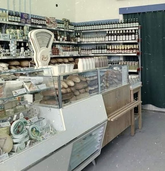 Misterul fotografiei cu alimentara ceaușistă cu rafturile pline. Trucul la care au apelat nostalgicii „epocii de aur” ca să inducă în eroare 