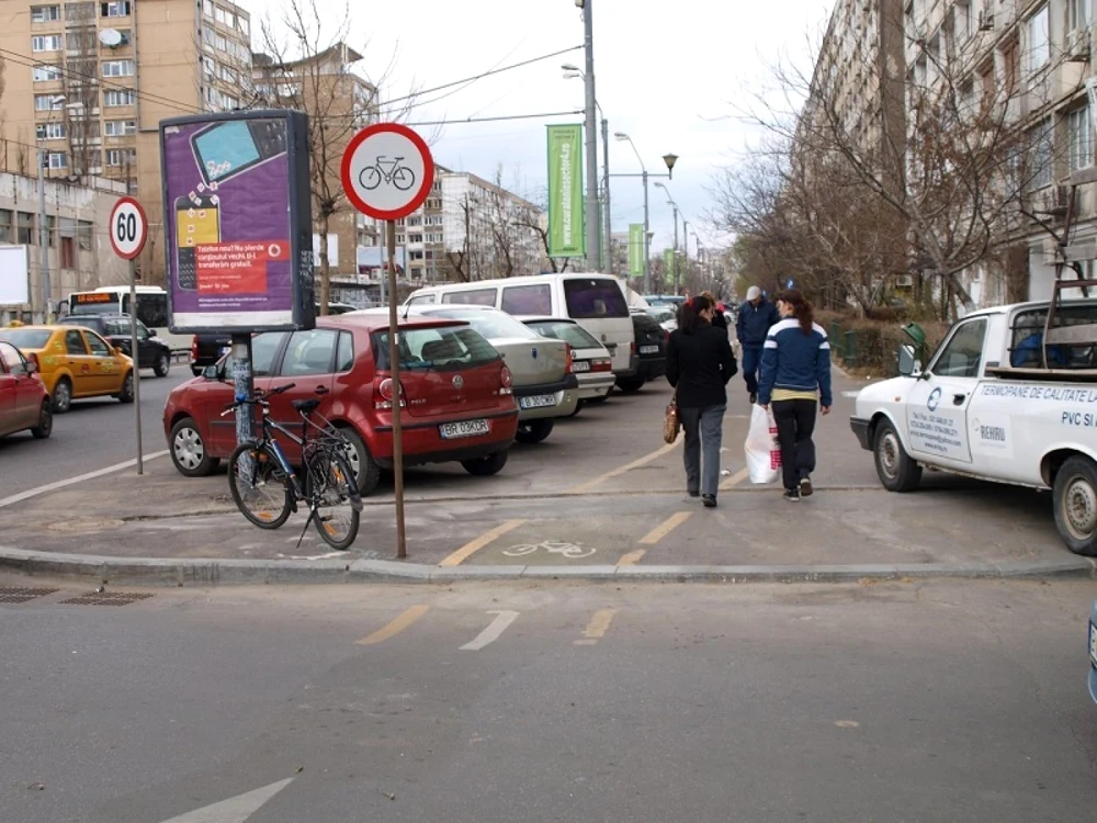 În legislaţia română nu există indicatoare rutiere care să fie montate când administratorul de drum încalcă legea. De aceea, atunci când pistele ilegale au fost desfiinţate, Administraţia Străzilor Bucureşti a montat aceste indicatoare, mărind haosul din traficul din Bucureşti.