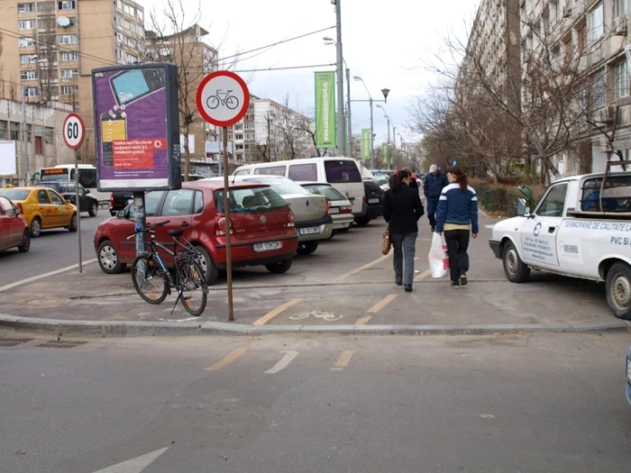 În legislaţia română nu există indicatoare rutiere care să fie montate când administratorul de drum încalcă legea. De aceea, atunci când pistele ilegale au fost desfiinţate, Administraţia Străzilor Bucureşti a montat aceste indicatoare, mărind haosul din traficul din Bucureşti.