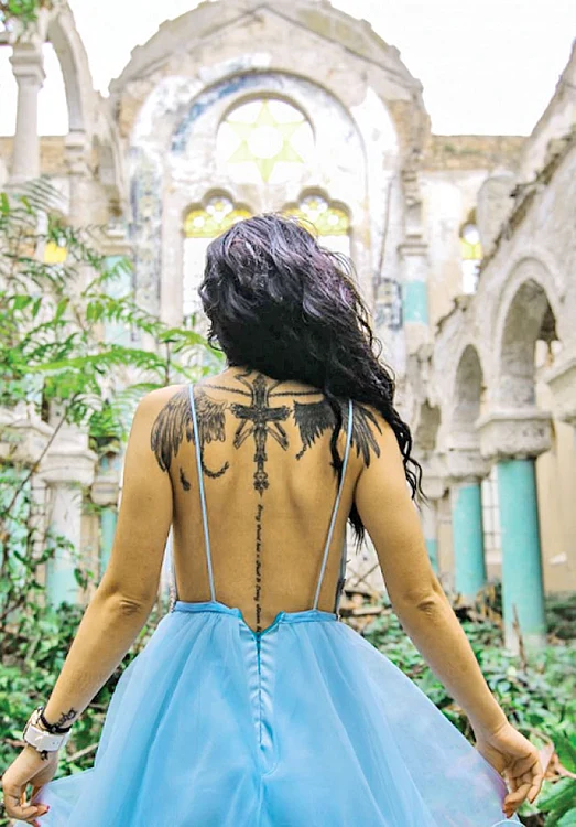 Pe spate, tânara  are tatuate  aripi de înger 