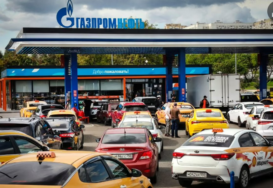 Măsuri disperate la Moscova: Rusia reintroduce combustibilul ieftin interzis și impune șoferilor limite la pompă