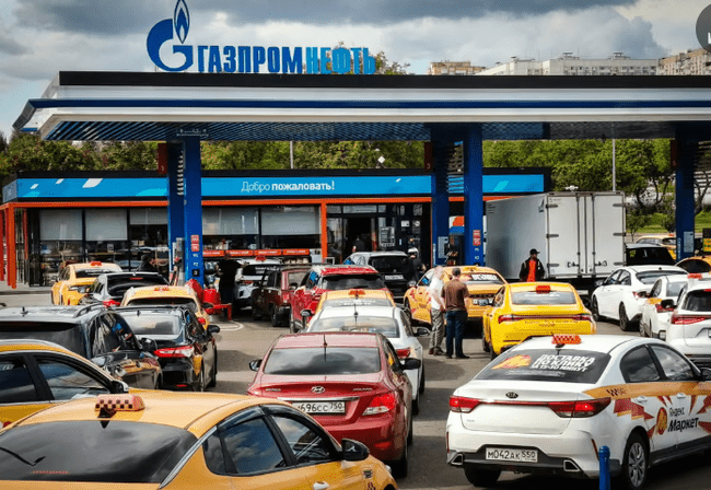 Măsuri disperate la Moscova: Rusia reintroduce combustibilul ieftin interzis și impune șoferilor limite la pompă
