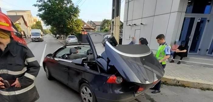 Accident bizar la Constanța: o femeie și-a prins capul între haion şi sistemul de decapotare al unei mașiniFOTO: FOCUSPRESS.RO