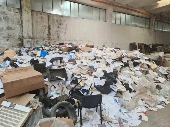 Aşa arăta hala plină de dosare FOTO Mihai Ochiuleţ