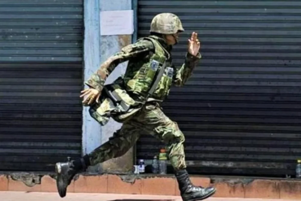 „Mănâncă, nenorocitule!”. Cum sunt torturați soldații ruși care au dezertat: dezbrăcați, legați de copaci cu capul în jos și obligați să mănânce zăpadă