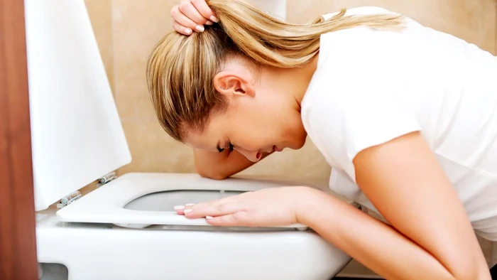 Ce trebuie să știi înainte să îți provoci vărsături. 