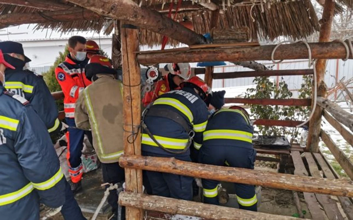 
    Copilul a fost scos teafăr din fântână după 30 de minuteFoto: ISU Bacău  