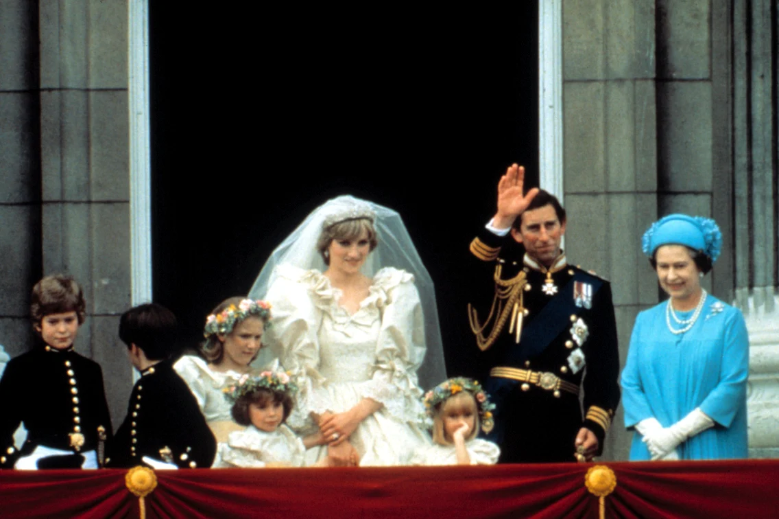 Regina Elisabeta, printesa Diana si printul Charles la nunta din 1981