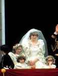 Regina Elisabeta, printesa Diana si printul Charles la nunta din 1981
