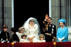 Regina Elisabeta, printesa Diana si printul Charles la nunta din 1981