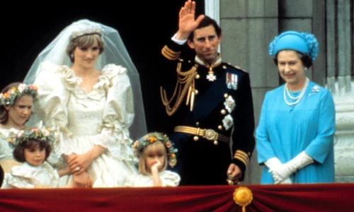 Regina Elisabeta, printesa Diana si printul Charles la nunta din 1981